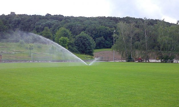 Ein Sportplatz entsteht – Teil 4: Wasser und Licht für den Sportplatz